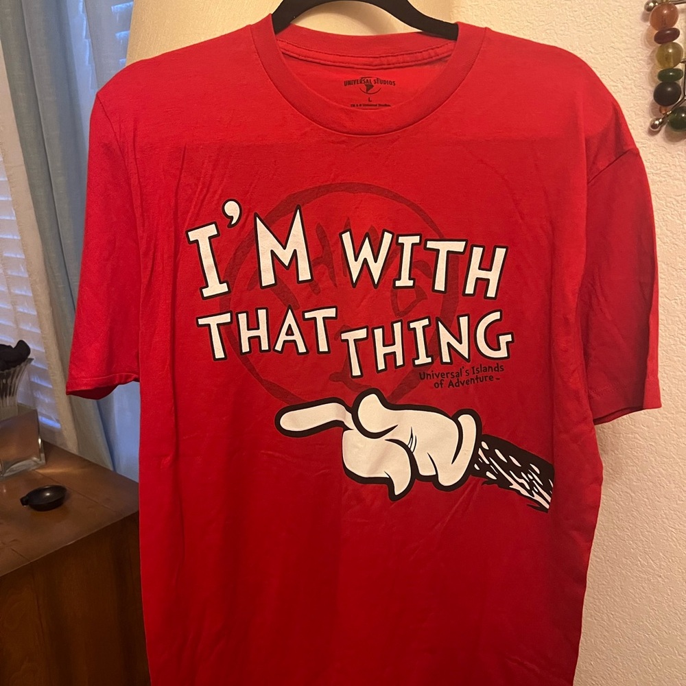 Universal Studios Red I’m with that thing T-shirt SzL. NWOT